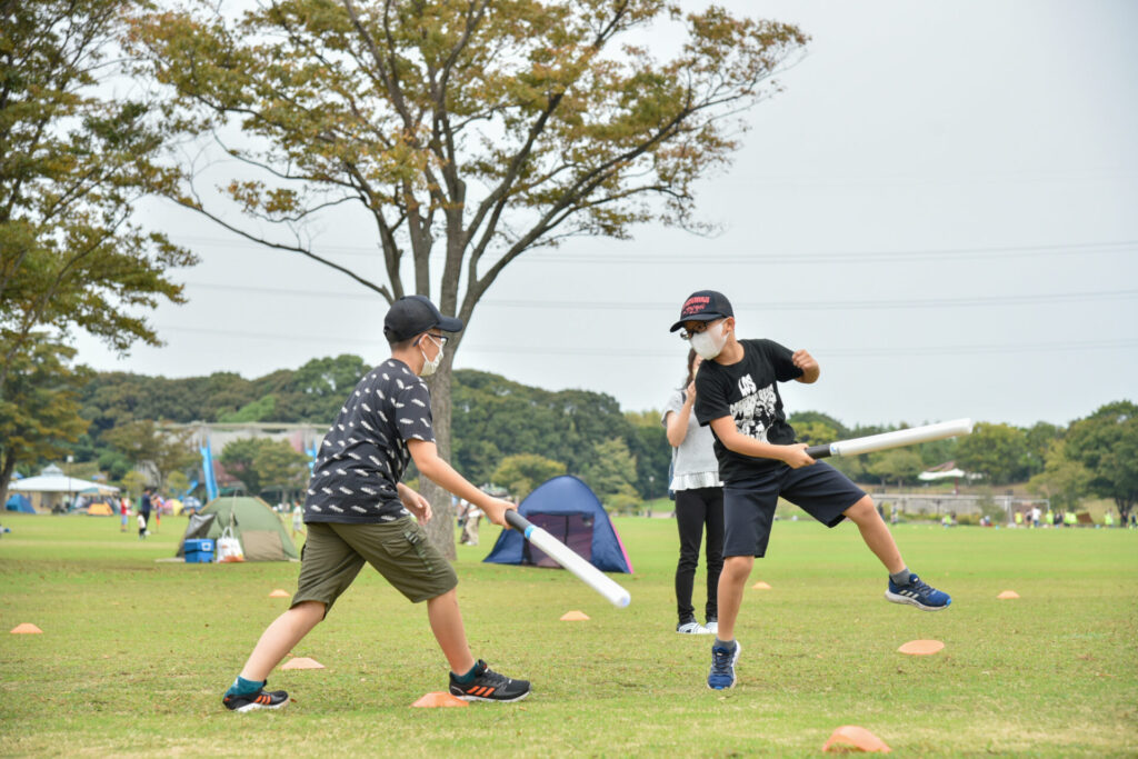 光るサッセン刀を持った子供たち (北九州市 響灘緑地グリーンパーク)
