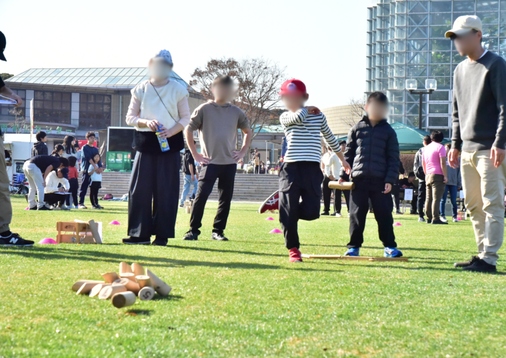 モルック体験教室の様子 (響灘緑地グリーンパーク)