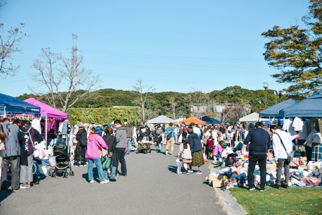 みつばちフリマの様子(北九州市立響灘緑地/グリーンパーク)